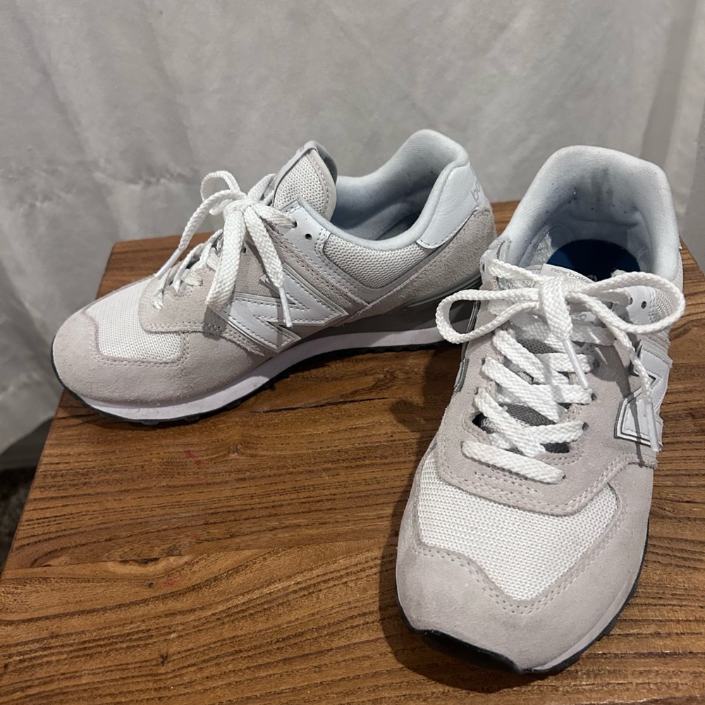 Women’s New Balance tennis shoes